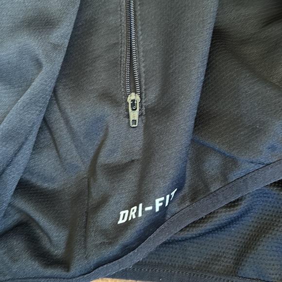 Light weight runners jacket. All black almost shiny. - Picture 3 of 4